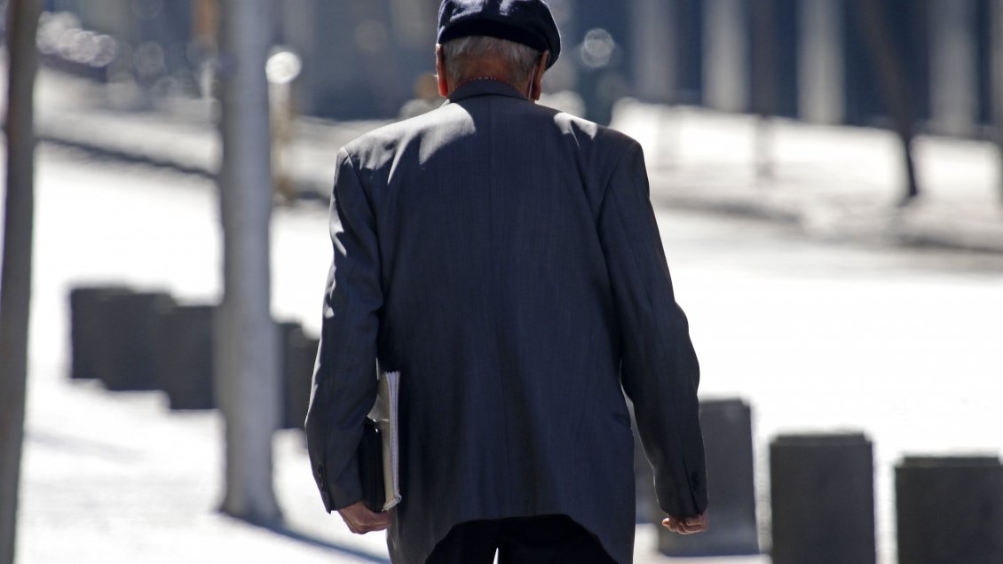 Senama irá en ayuda de hombre de 80 años que es conserje de noche para cuidar a su pareja de día