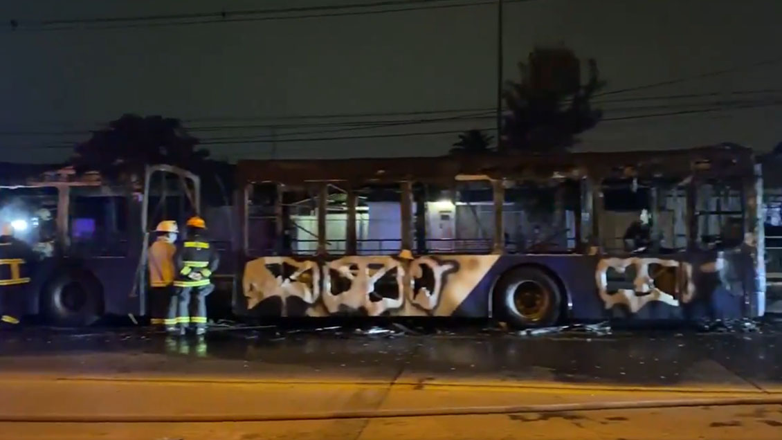 Vándalos quemaron bus del Transantiago en San Miguel