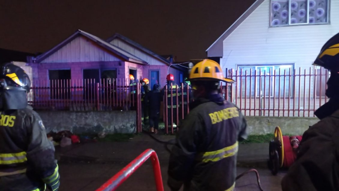 Incendio afectó a vivienda en la Población General del Canto de Punta Arenas
