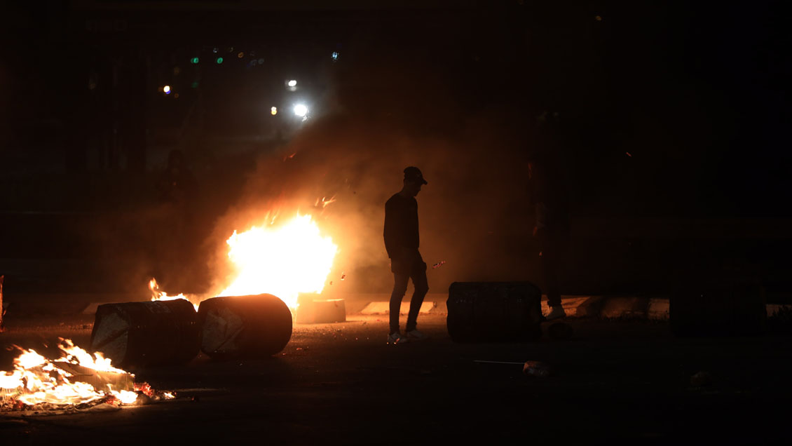 Nueva noche de violencia mantiene la tensión entre israelíes y palestinos