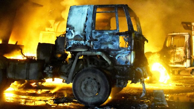 Ataque incendiario afectó a dos camiones en peaje troncal Púa de La Araucanía