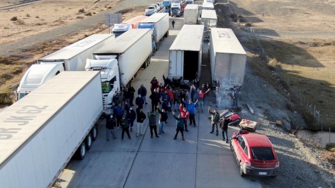 Camioneros chilenos bloquean ruta en protesta por cortes en Argentina
