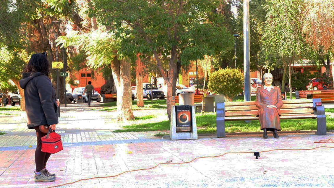 Con escultura de tamaño real, Gabriela Mistral vuelve a sentarse en la Plaza de Vicuña