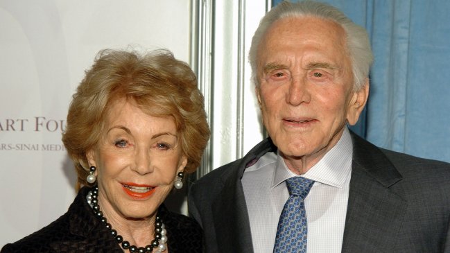 A los 102 años falleció Anne Douglas, viuda de Kirk Douglas