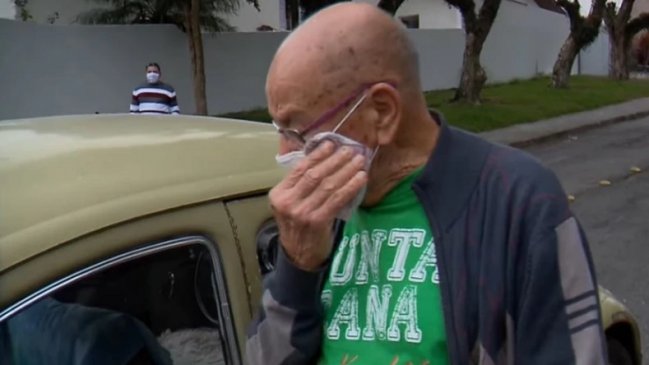 Profesor jubilado vendió auto por falta de dinero: Ex alumnos se lo compraron y devolvieron