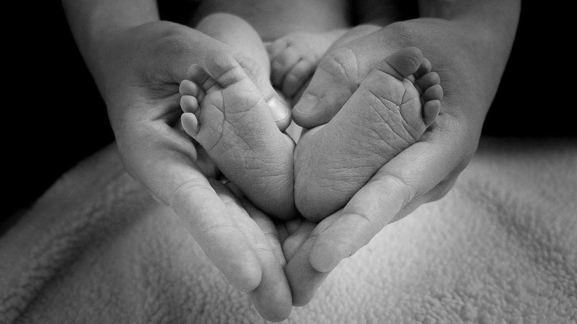 Bebés de madres con Covid pueden nacer antes y con bajo riesgo de infección