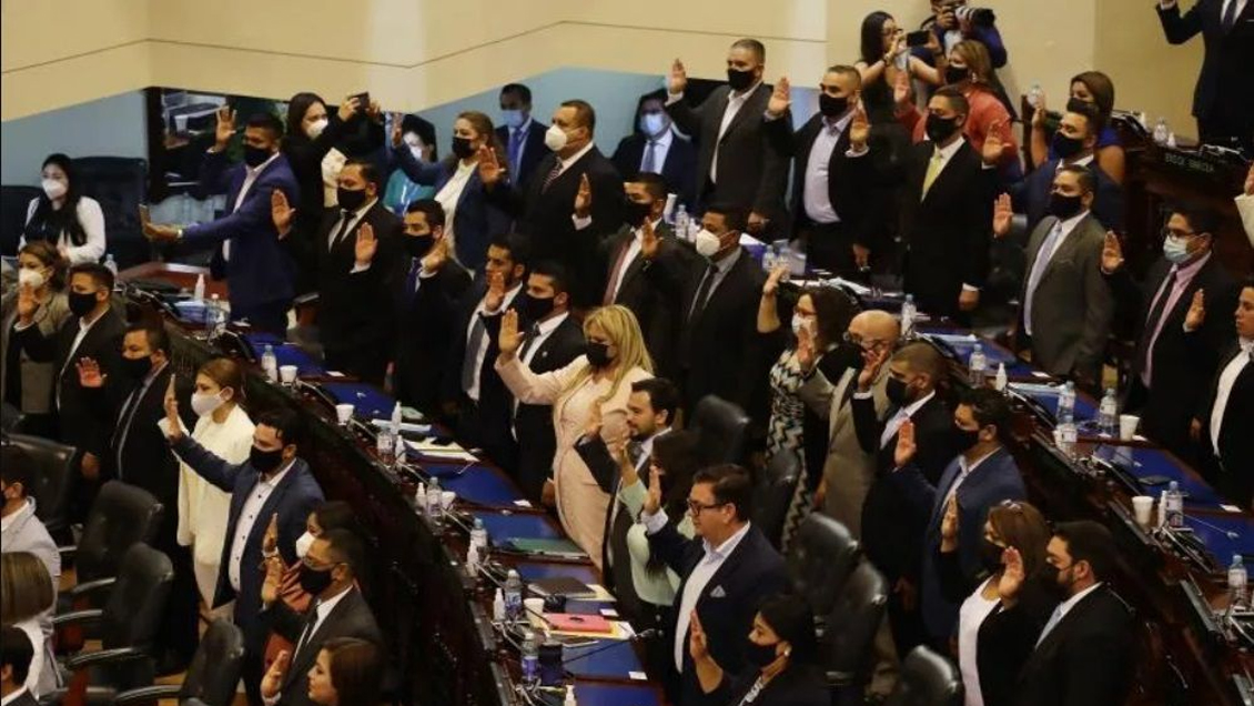 Congreso de El Salvador, afín a Bukele, destituyó a los jueces de la Corte Suprema