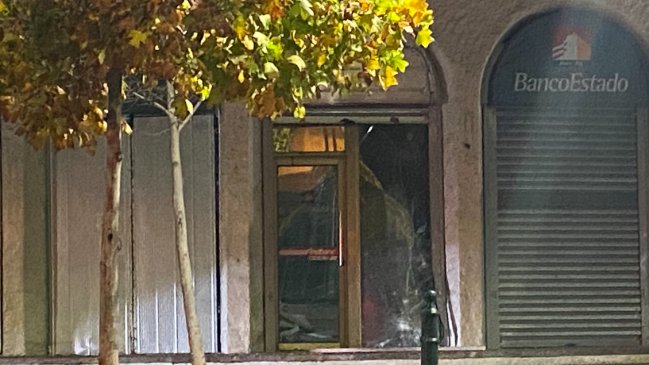 Las Condes: Investigan explosión de artefacto al interior de una sucursal de BancoEstado