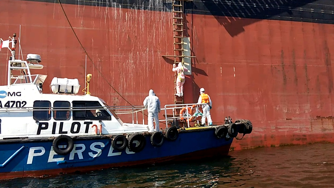 Antofagasta: Dos tripulantes de un barco en cuarentena debieron ser internados