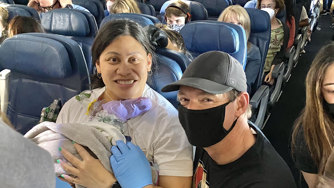 Mujer dio a luz en un vuelo sin saber que estaba embarazada: 