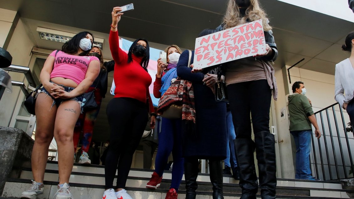 Mujer trans perdió visión de uno de sus ojos tras ser atacada con un centenar de perdigones