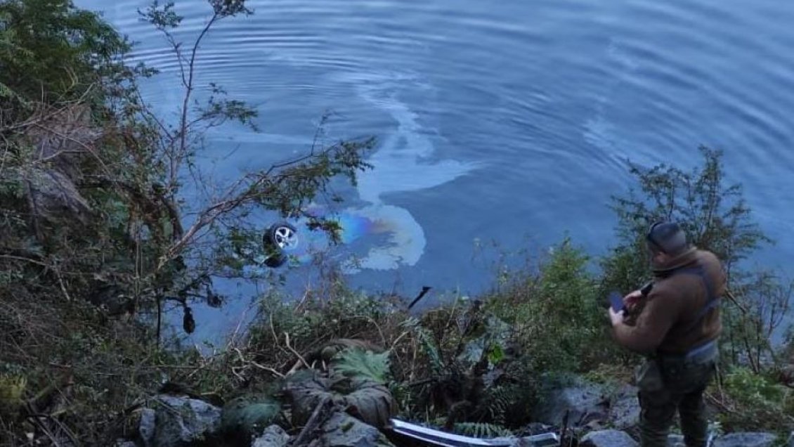 Aysén: Obreros reportaron hallazgo de vehículo sumergido en el mar con cadáver en su interior
