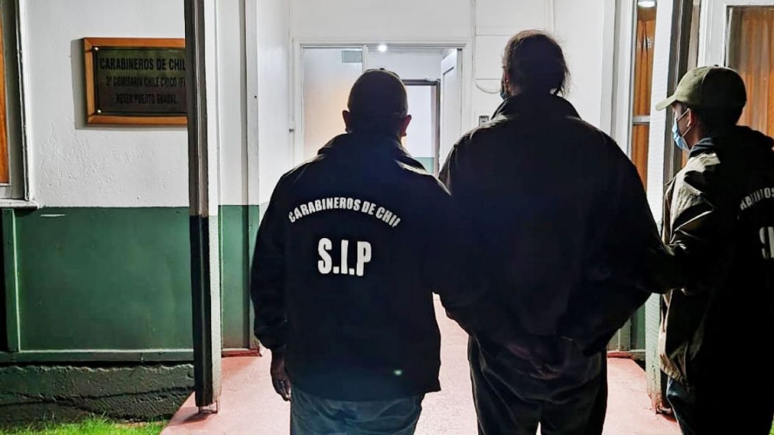 Sujeto acusado de disparar a su hermano con un rifle fue detenido luciendo nueva apariencia