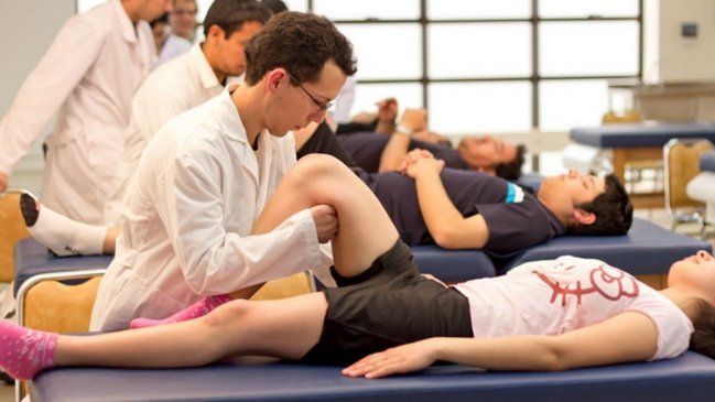 En su día, kinesiólogos piden reconocimiento a su labor mediante inclusión en el Código Sanitario