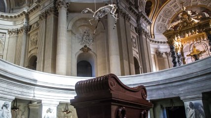  Polémica en Francia por esqueleto de caballo suspendido sobre la tumba de Napoleón  