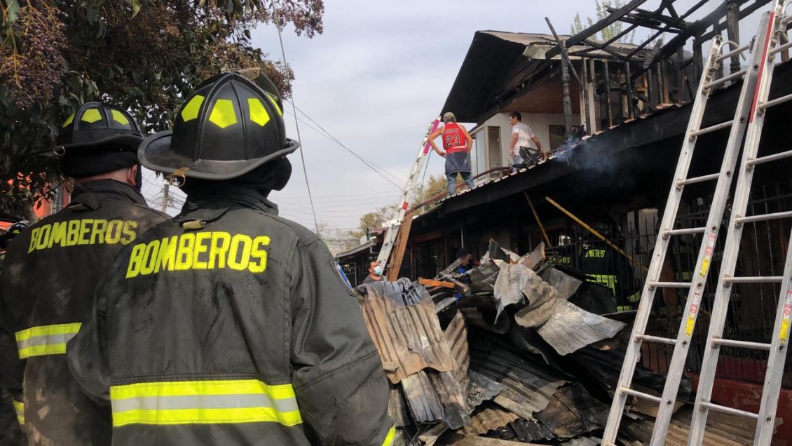 Incendio consumió tres inmuebles en sector oriente de Rancagua
