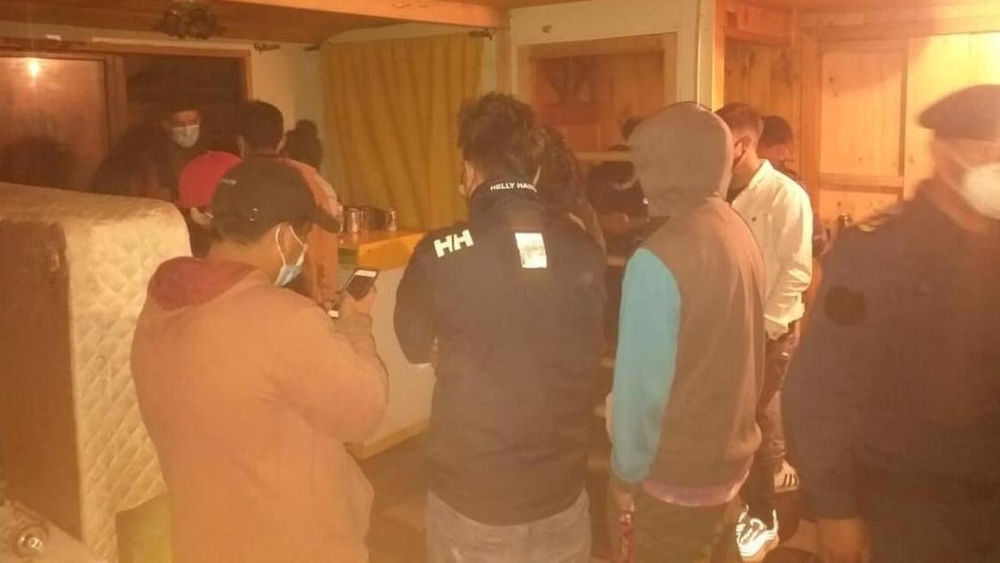 Participantes de fiesta clandestina estaban ocultos entre frazadas, camas y closet