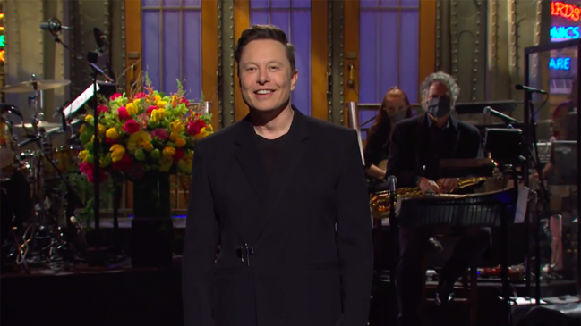 El controvertido debut de Elon Musk como anfitrión en 