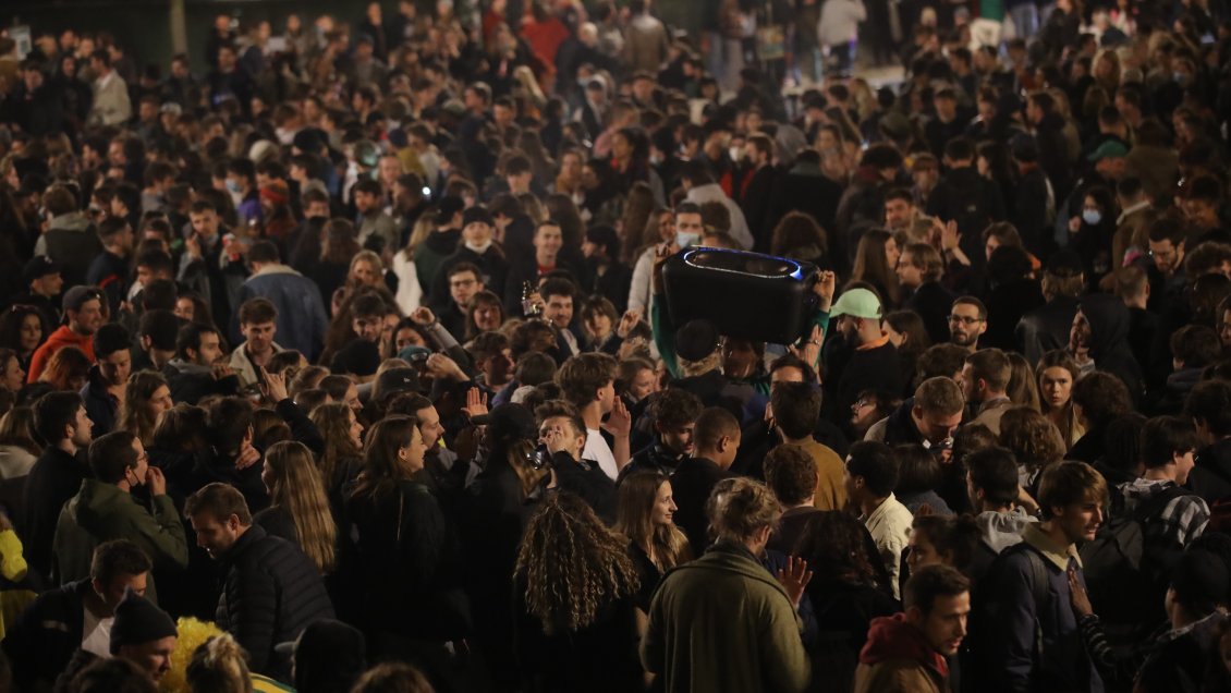 Policía dispersa a una multitud que celebraba el fin del toque de queda en Bruselas