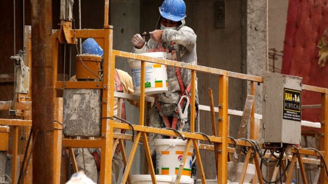 Encuesta UC: Recuperación del empleo sigue 