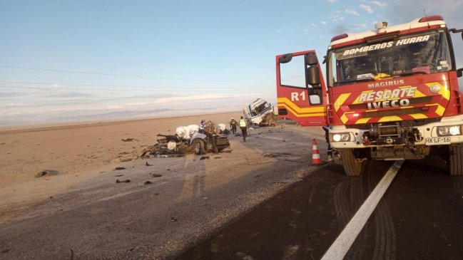 Cuatro muertos tras choque frontal entre un auto y un camión en Huara