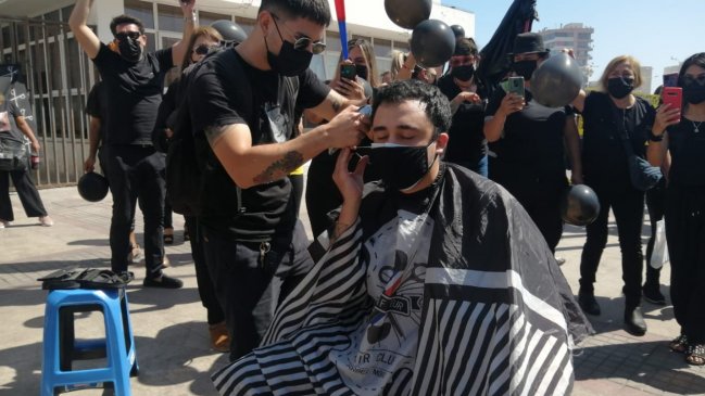 Iquique: Peluqueros se declaran en rebeldía y amenazan con abrir desde el lunes