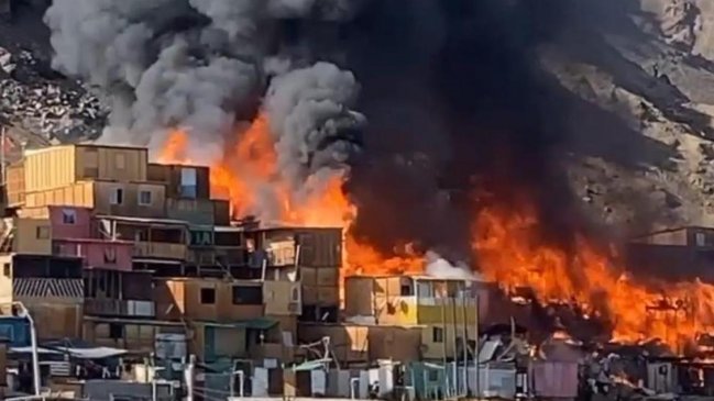 Incendio en campamento de Antofagasta dejó 40 casas destruidas y 160 damnificados