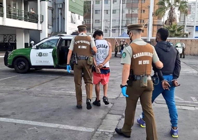 Sorprenden a extranjeros vendiendo drogas en las inmediaciones de la Plaza Brasil de Iquique