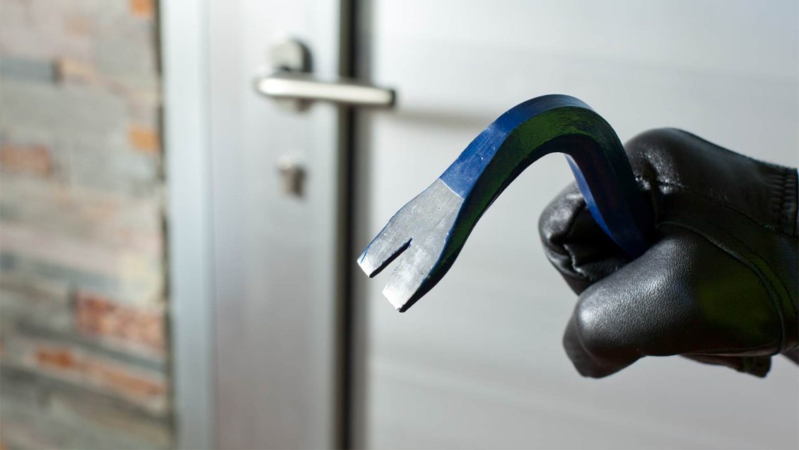 Pese a custodia militar, ladrones robaron 10 televisores de local de votación en Santiago Centro