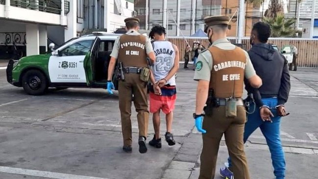 Sorprenden a extranjeros vendiendo drogas en las inmediaciones de la Plaza Brasil de Iquique