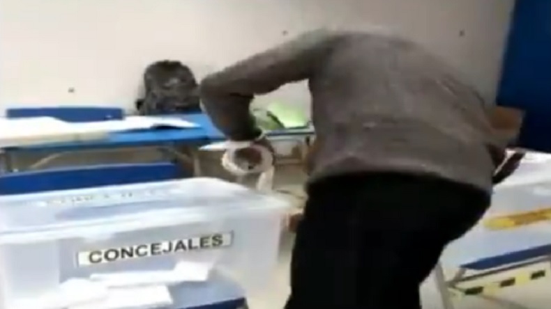 Cerraron mesa porque las urnas estaban abiertas en local de votación de Puente Alto