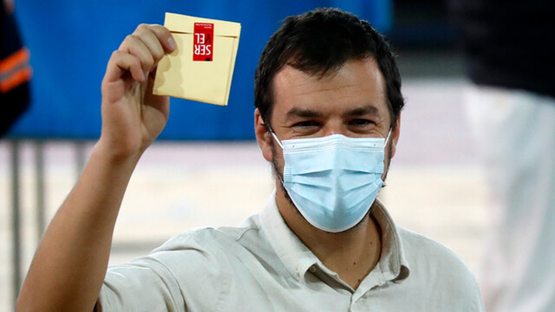 Tomás Vodanovic dobla en votos a Cathy Barriga y logra la alcaldía de Maipú