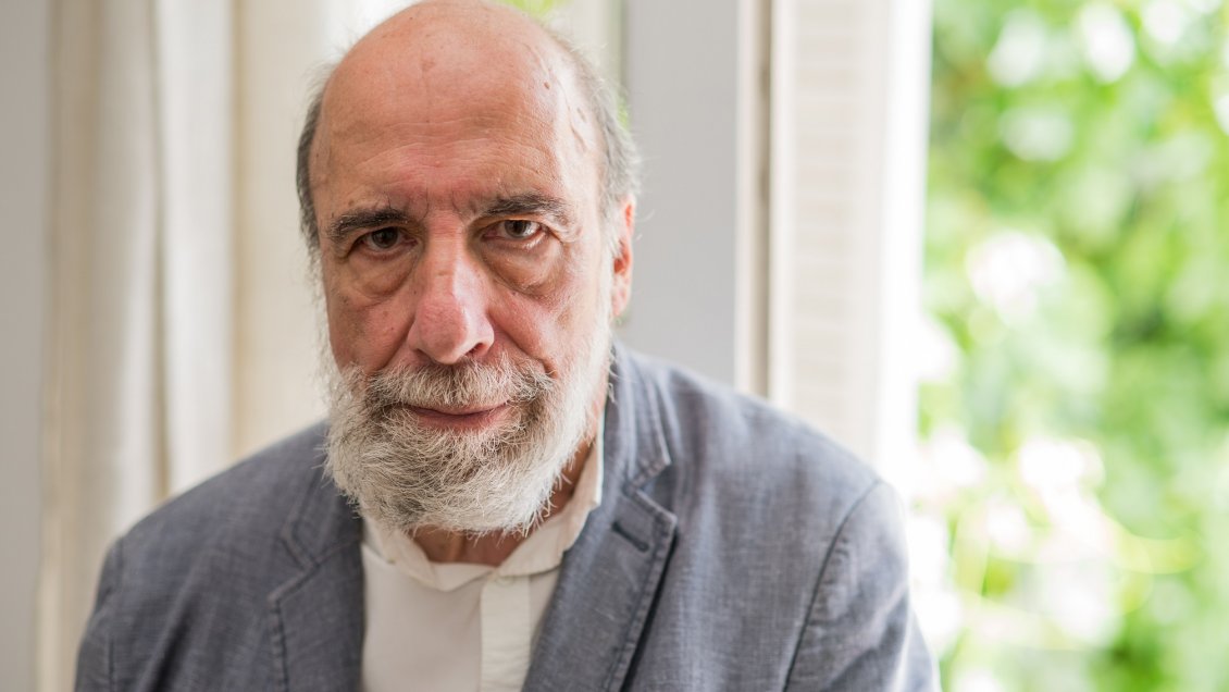 Raúl Zurita hizo un poético llamado a votar