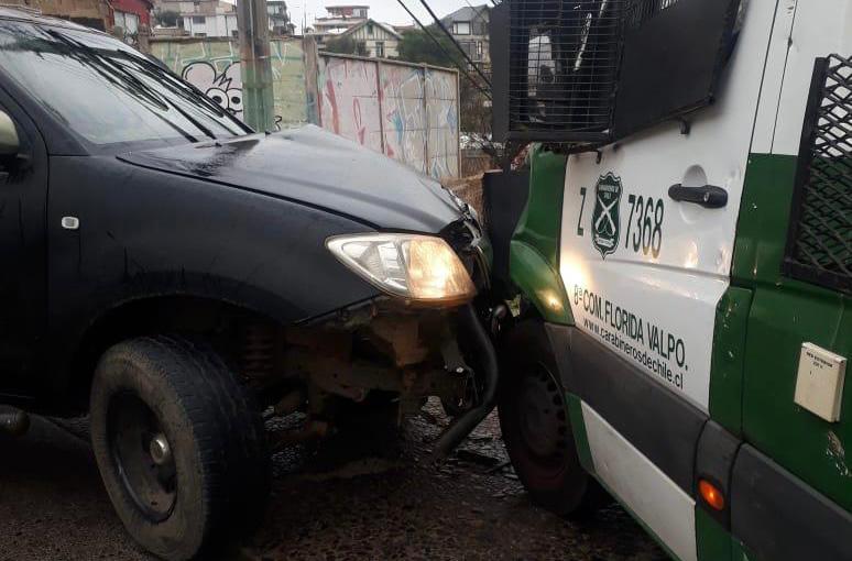 Colisión múltiple y choque de patrulla con vehículo menor, tras primeros chubascos en Valparaíso