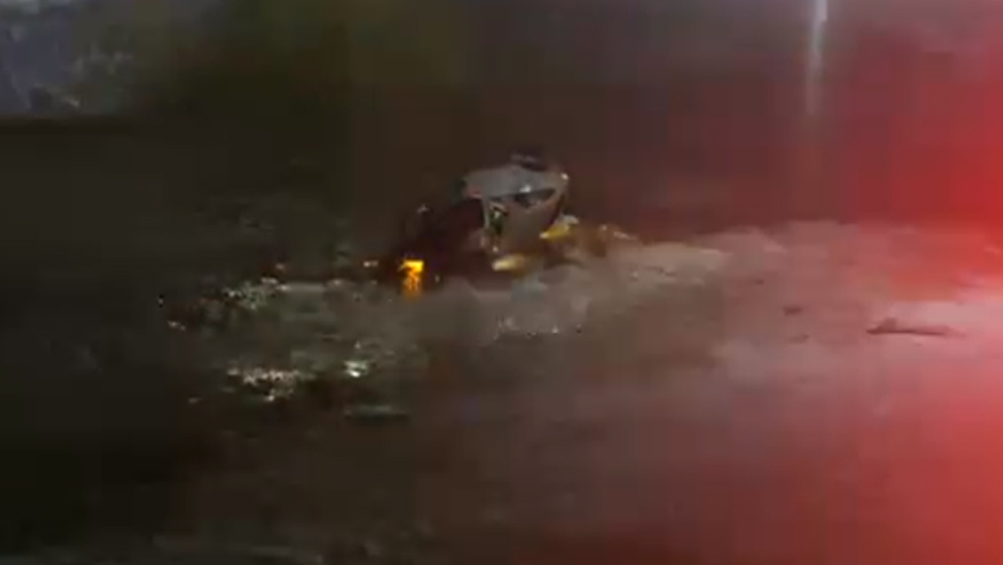 Accidentada persecución policial terminó con auto volcado en el río Mapocho