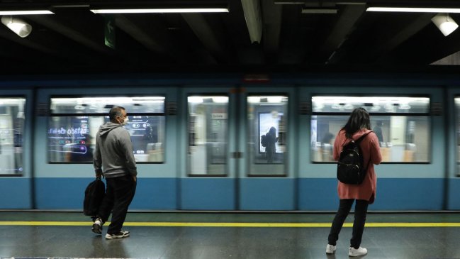 Metro de Santiago extiende su horario por acortamiento del toque de queda
