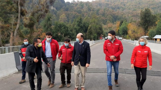 Ministro del MOP puso en marcha puente El Radal en Parque Nacional Siete Tazas