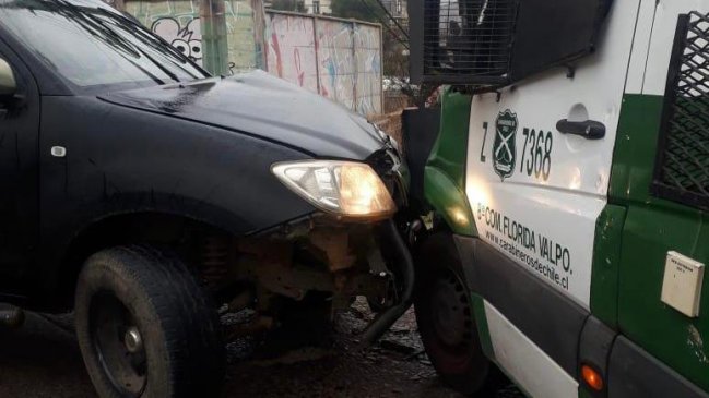 Colisión múltiple y choque de patrulla con vehículo menor, tras primeros chubascos en Valparaíso