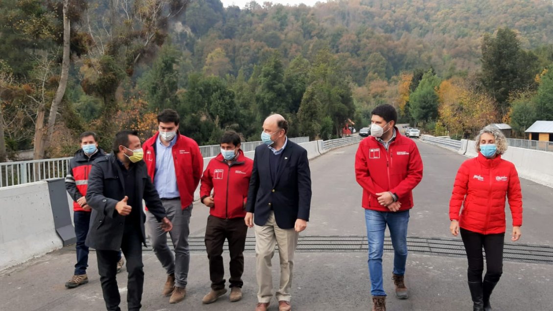 Ministro del MOP puso en marcha puente El Radal en Parque Nacional Siete Tazas