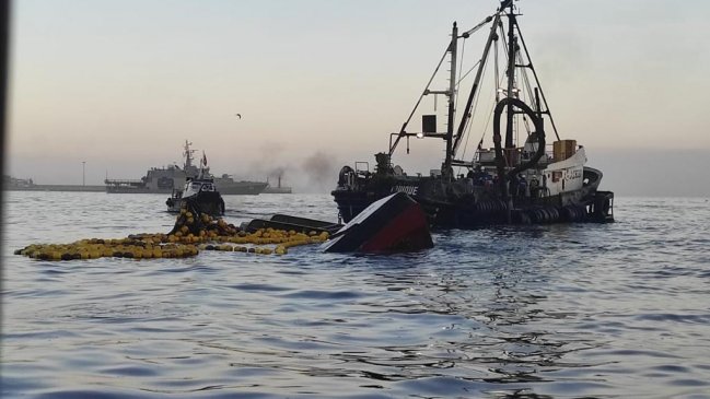 Embarcación se hundió en plena faena de descarga: Tripulantes alcanzaron a salvarse