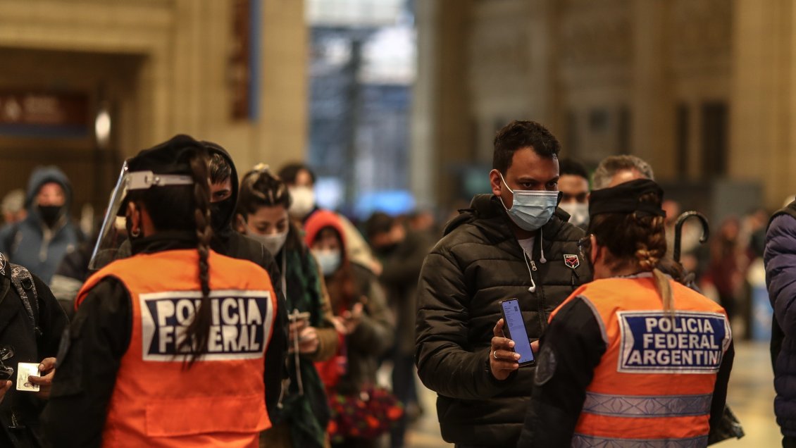 Con cifras negras, Argentina inició confinamiento estricto de nueve días