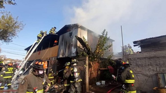 Dos niños y dos adultos murieron en un incendio en Peñalolén