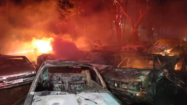 Labocar investiga incendio que dejó 37 vehículos dañados en Mostazal