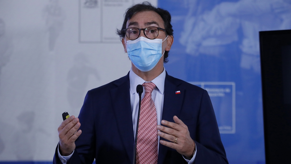 Ministro Figueroa evalúa sanciones a sostenedores si no retoman clases presenciales