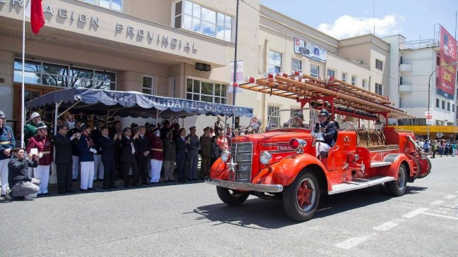 Bomberos de Santiago celebra el Día del Patrimonio con caravana de carros históricos