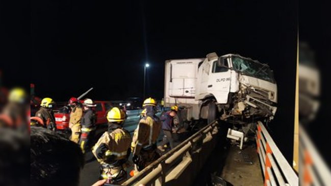 Un camión quedó colgando en el viaducto Malleco