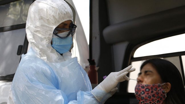 Casos activos rozan los 57.000 en Chile, según informe epidemiológico