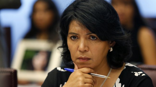 Provoste vuelve a arremeter contra Gobierno por mínimos comunes: Llegan tarde y lo hacen mal