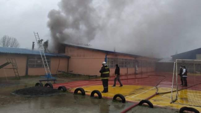 Incendio en escuela de Hualqui obligó a evacuar a comunidad escolar que estaba en clases