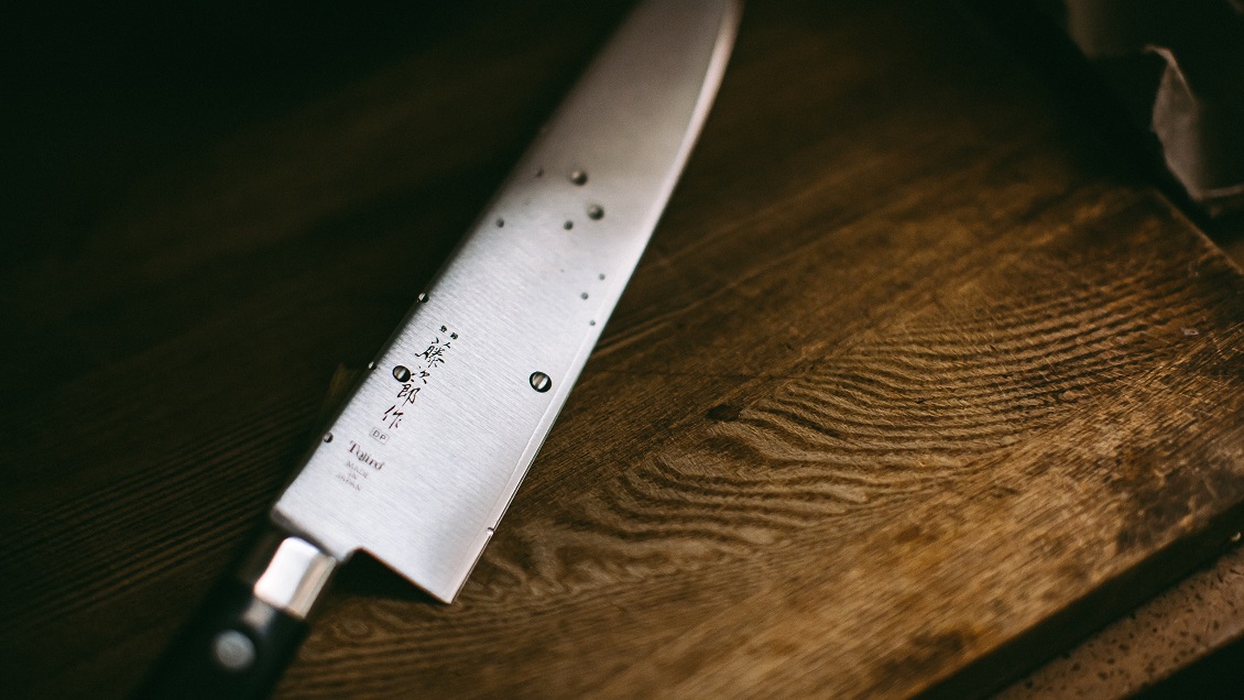 Mujer fue detenida por cortarle el pene a su jefe en un bar: Lo acusó de abusos sexuales